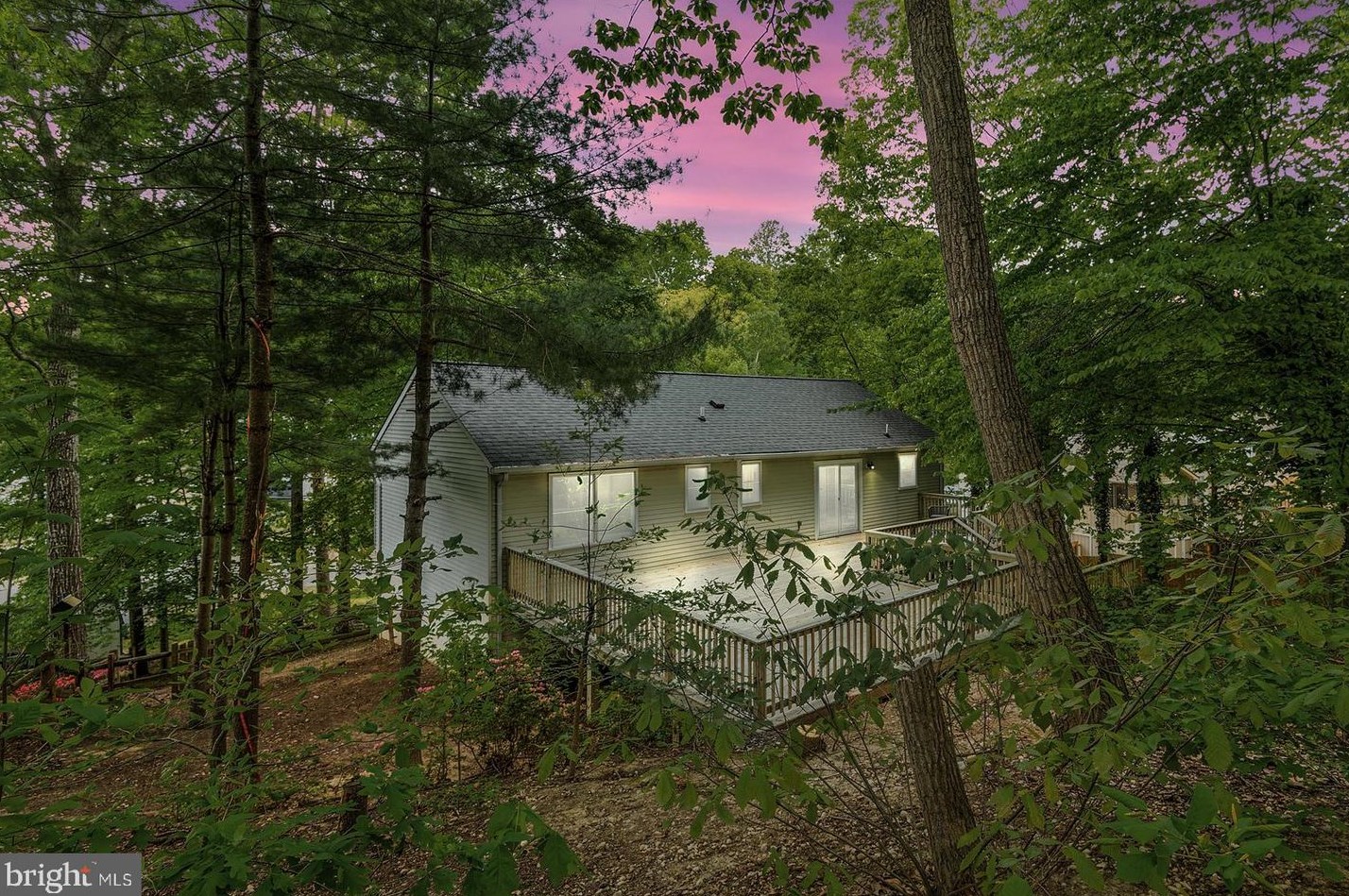 1011 Aquia Dr, Stafford VA  22554-1940 exterior