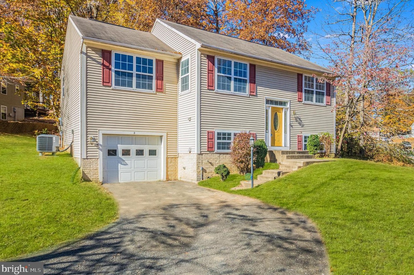 2 Acacia Ct, Fredericksburg, VA 22405