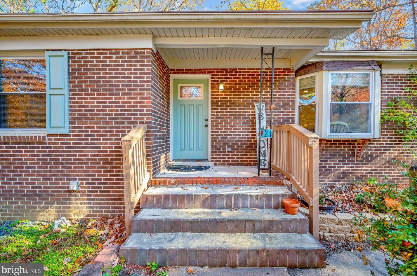21 Greenridge Dr, Stafford VA  22554-5122 exterior