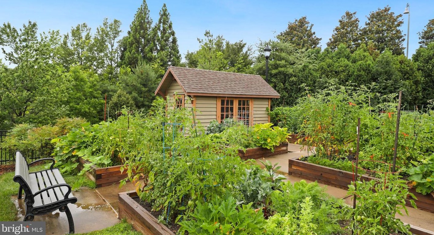 26 Table Bluff Dr, Fredericksburg VA  22406-5458 exterior