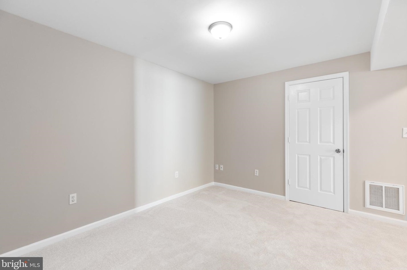 812 Kings Crest Dr, Stafford VA  22554-7739 exterior