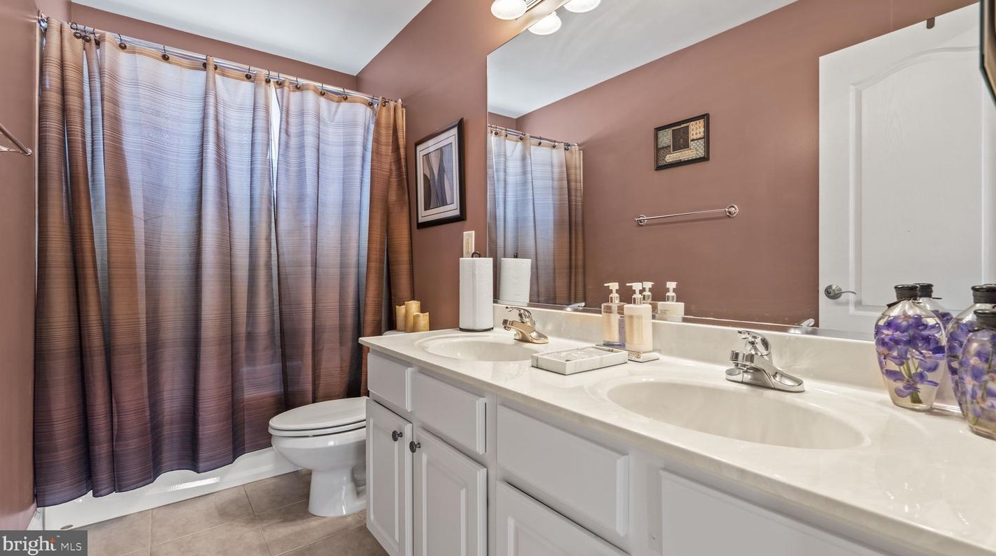 2 Towering Oaks Dr, Fredericksburg VA  22405-8732 exterior