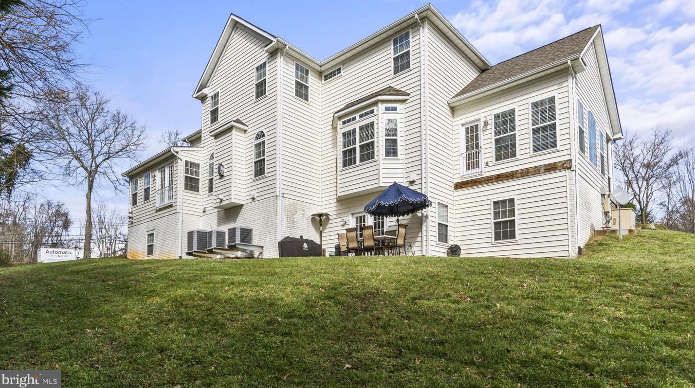 2 Towering Oaks Dr, Fredericksburg VA  22405-8732 exterior