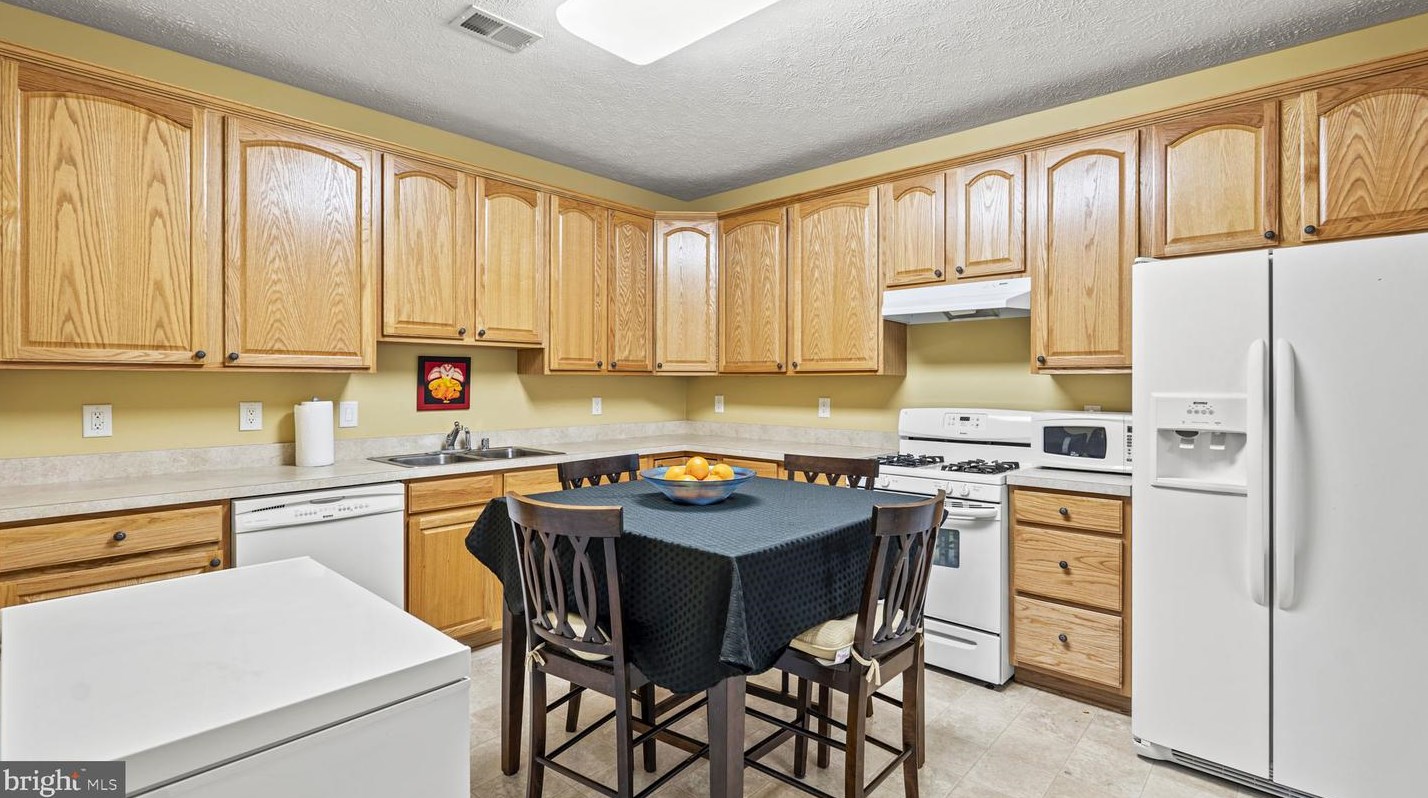 2 Towering Oaks Dr, Fredericksburg VA  22405-8732 exterior