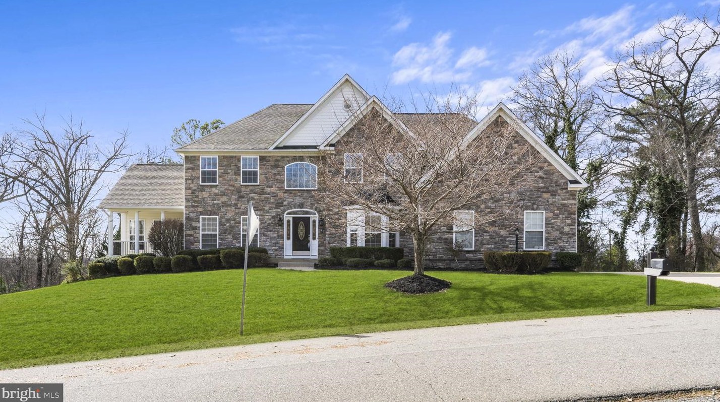 2 Towering Oaks Dr, Fredericksburg VA  22405-8732 exterior