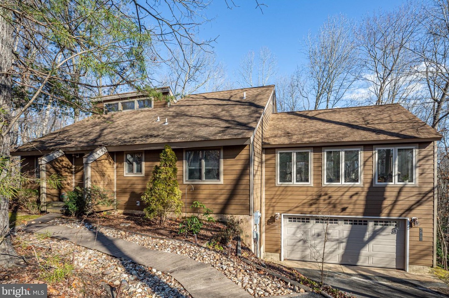 511 Winterberry Dr, Fredericksburg, VA 22405-2060