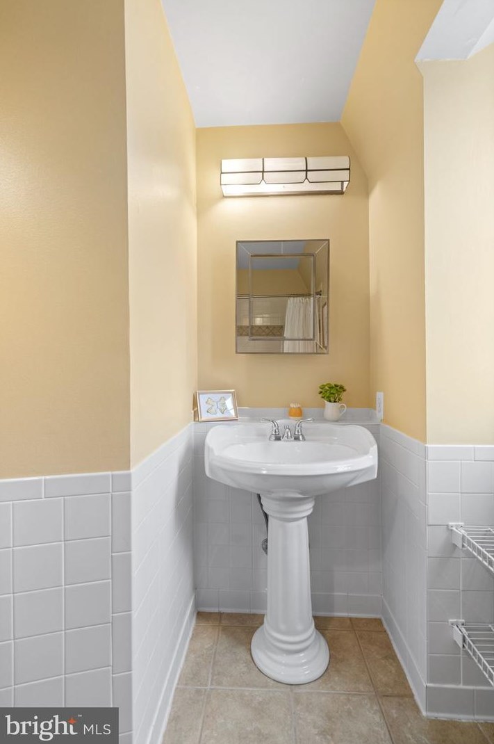 601 Lendall Ln, Fredericksburg VA  22405-2330 exterior