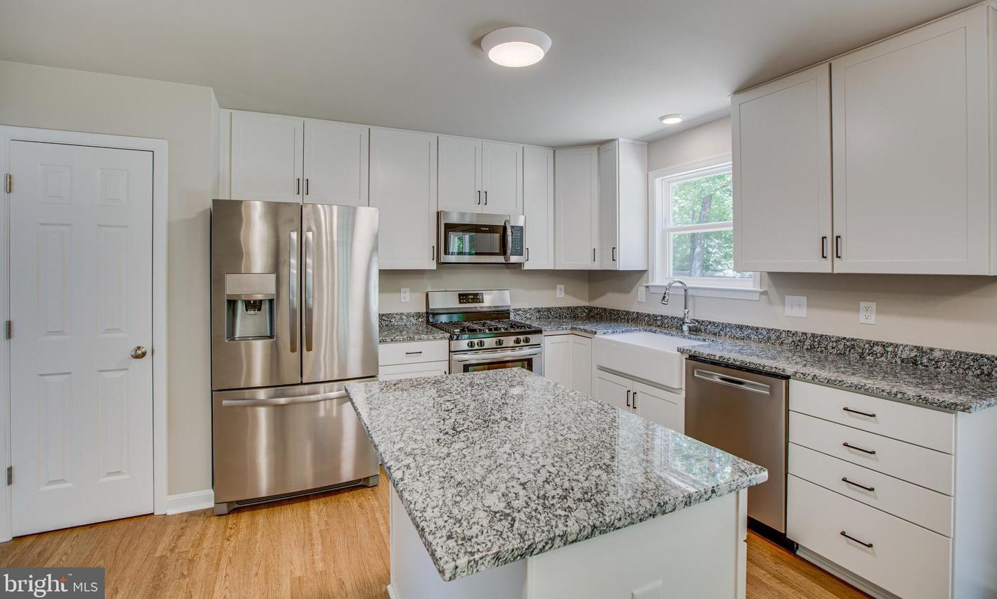 121 Lakeview Dr, Colonial Bch, VA 22443-3806