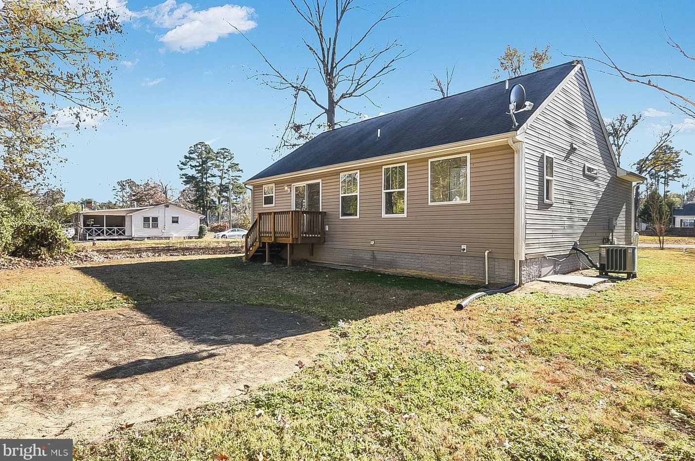 372 Monroe Dr, Colonial Bch VA  22443-4315 exterior