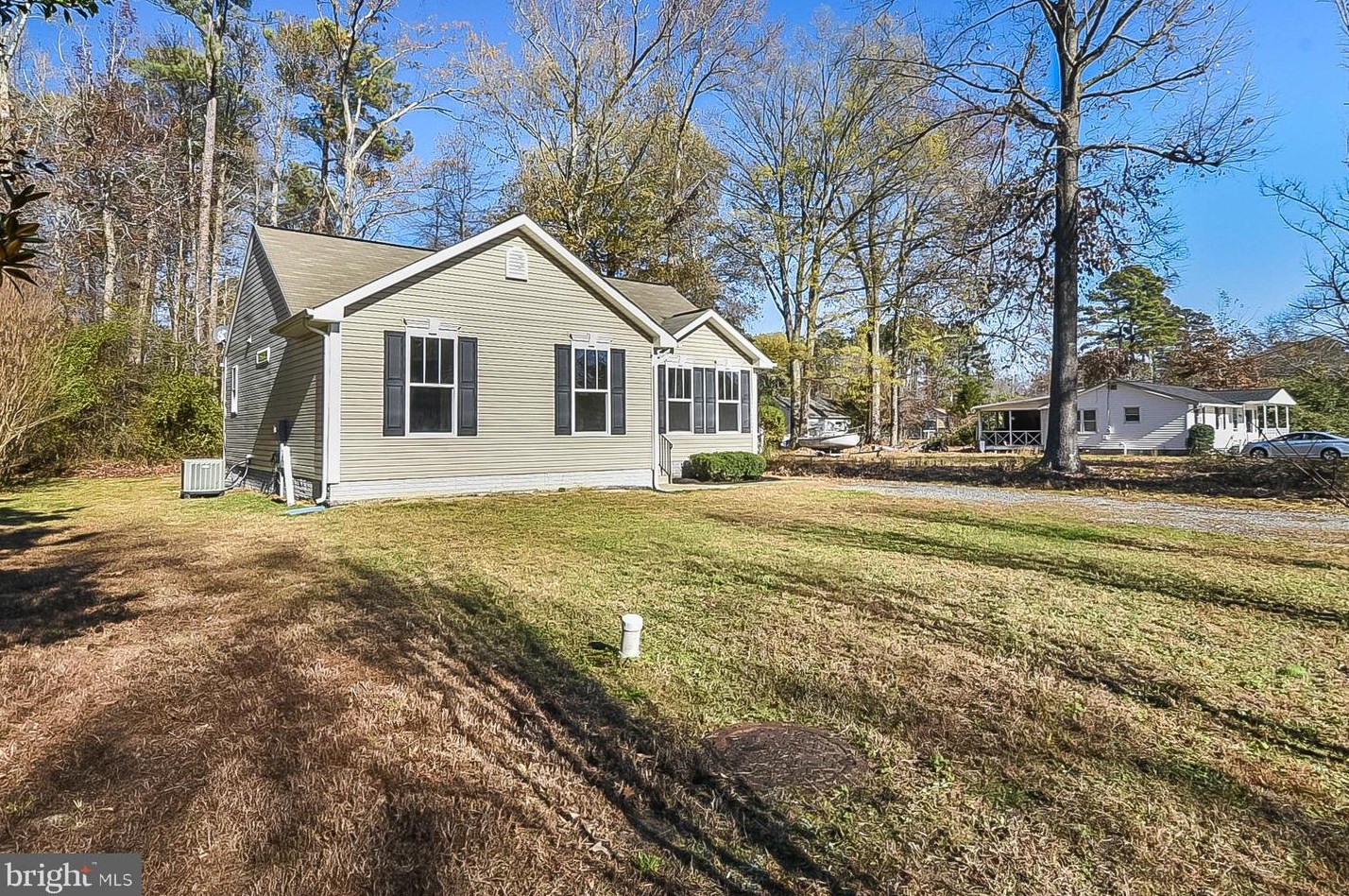 372 Monroe Dr, Colonial Bch VA  22443-4315 exterior