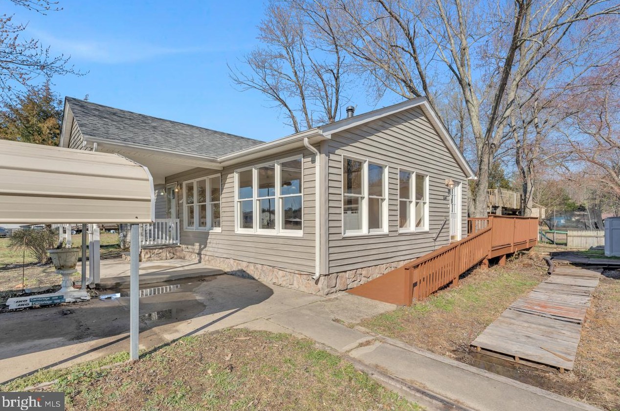 438 Lake Dr, Colonial Bch, VA 22443