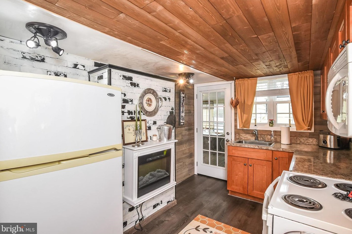 115 Nelson St, Colonial Bch VA  22443-2640 exterior