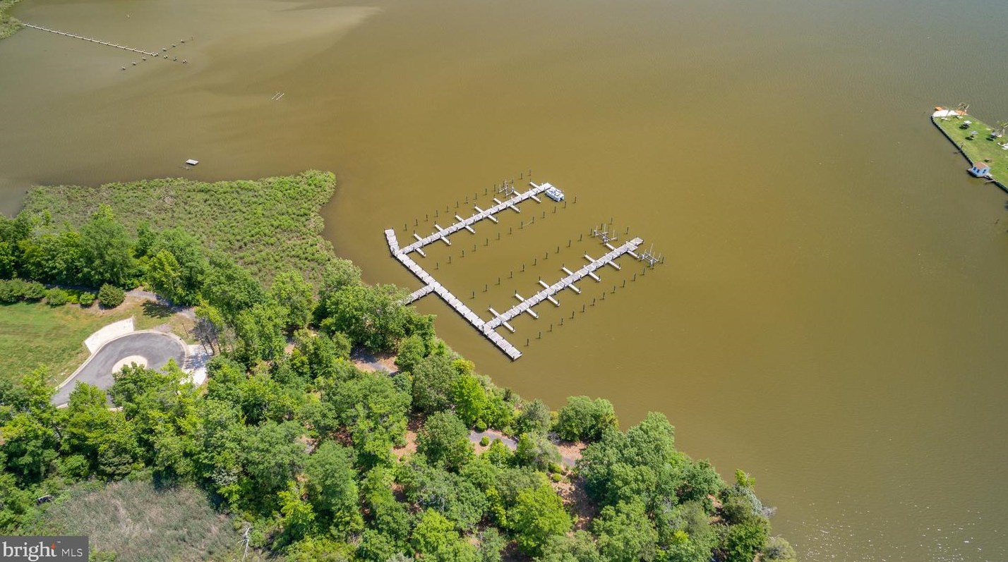 202 Monroe Point Dr, Colonial Bch VA  22443-1943 exterior