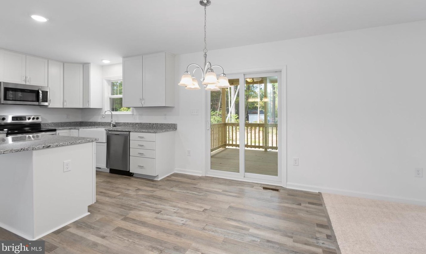 104 Brooks Dr, Colonial Bch VA  22443-5049 exterior