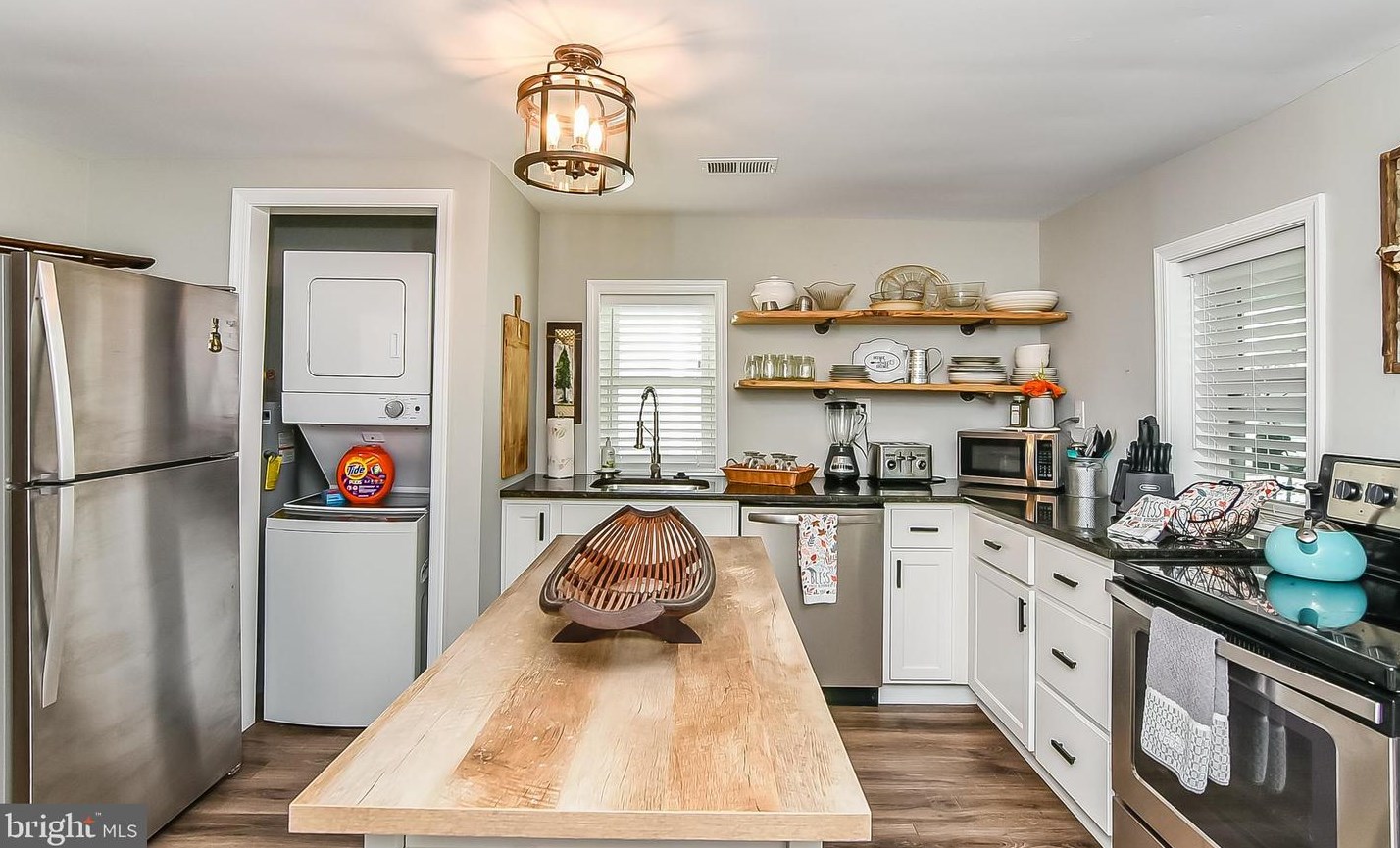 1324 Monroe Bay Ave, Colonial Bch VA  22443-2922 exterior