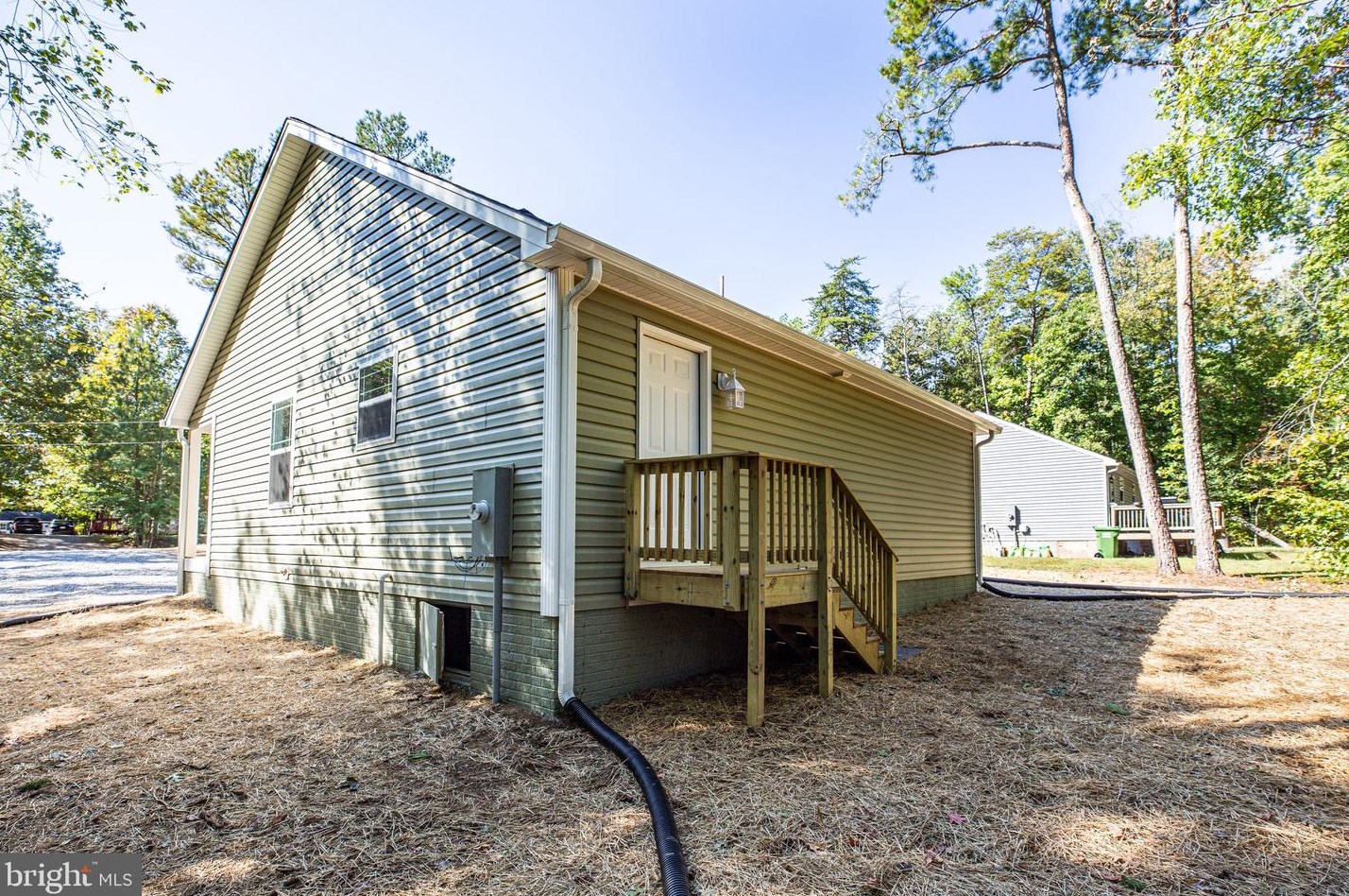 32 Cir Ln, Colonial Bch VA  22443-3100 exterior