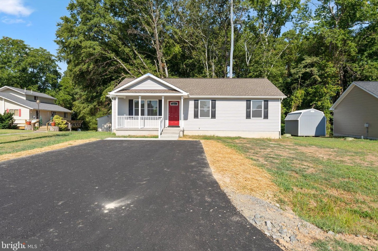 416 Glebe Harbor Dr, Montross, VA 22520-4131