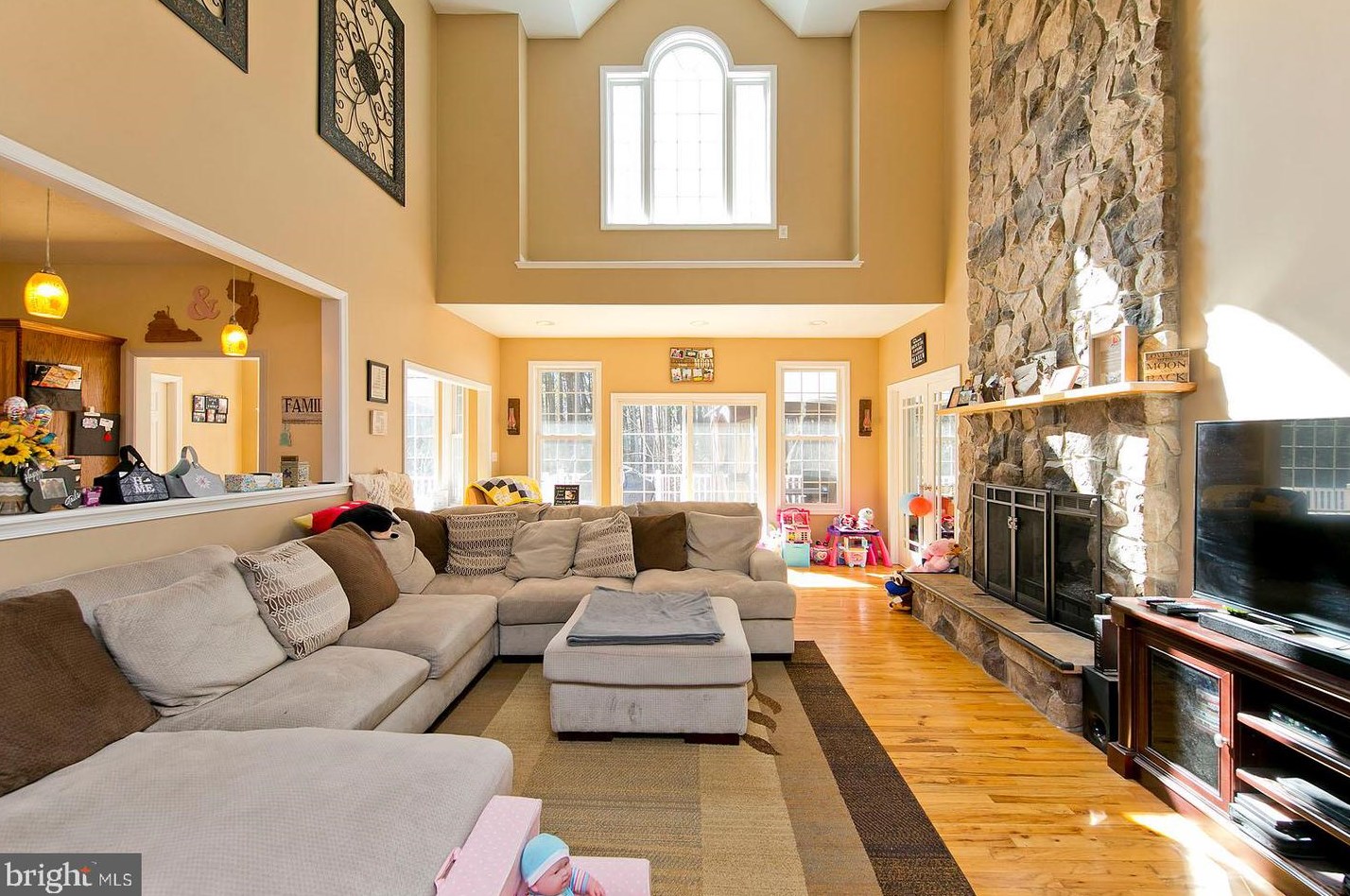 238 Douglas Dr, Middletown, VA 22645-4002