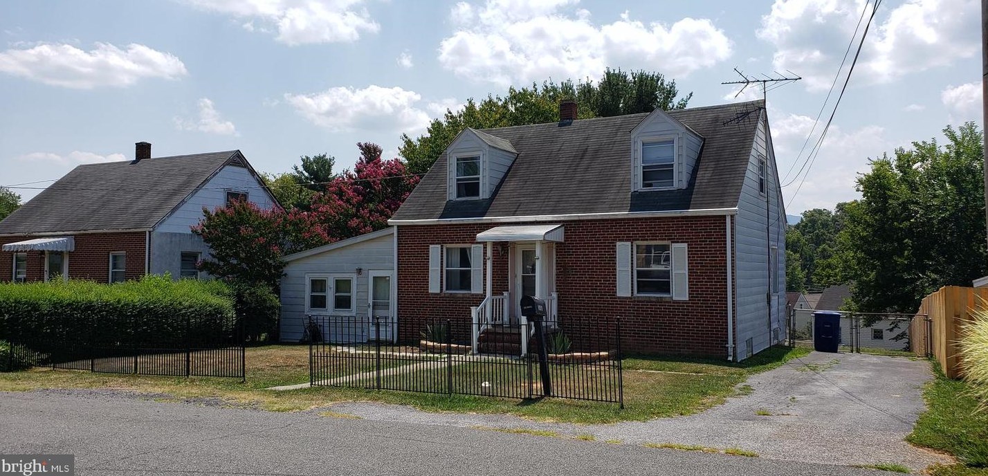 346 10th St, Front Royal, VA 22630-2804