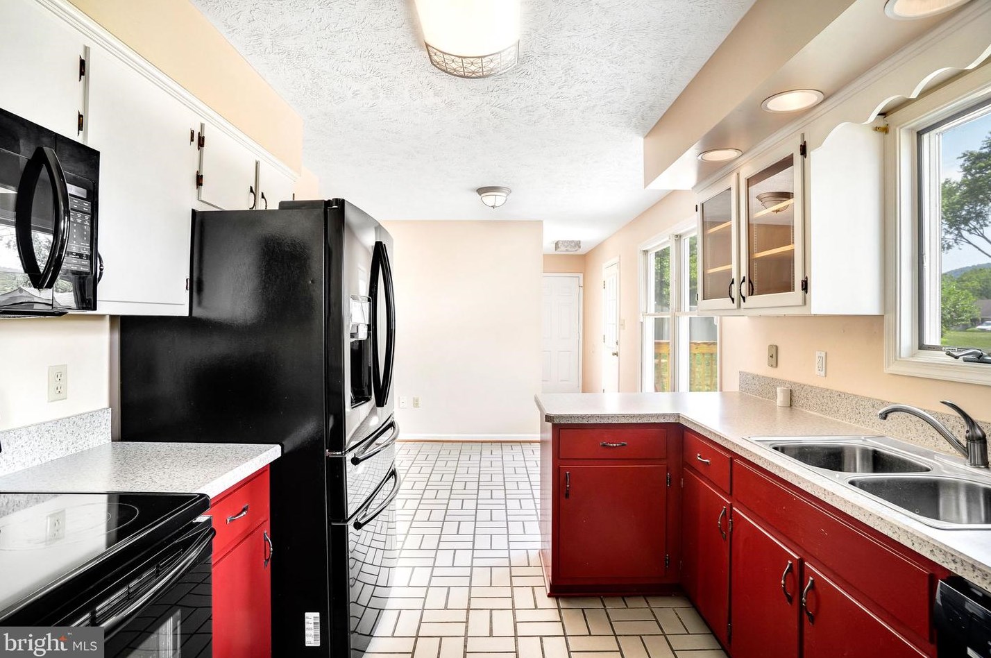 971 Auburn Ct, Front Royal VA  22630-5308 exterior