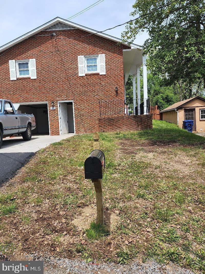 121 11th St, Front Royal, VA 22630-3511