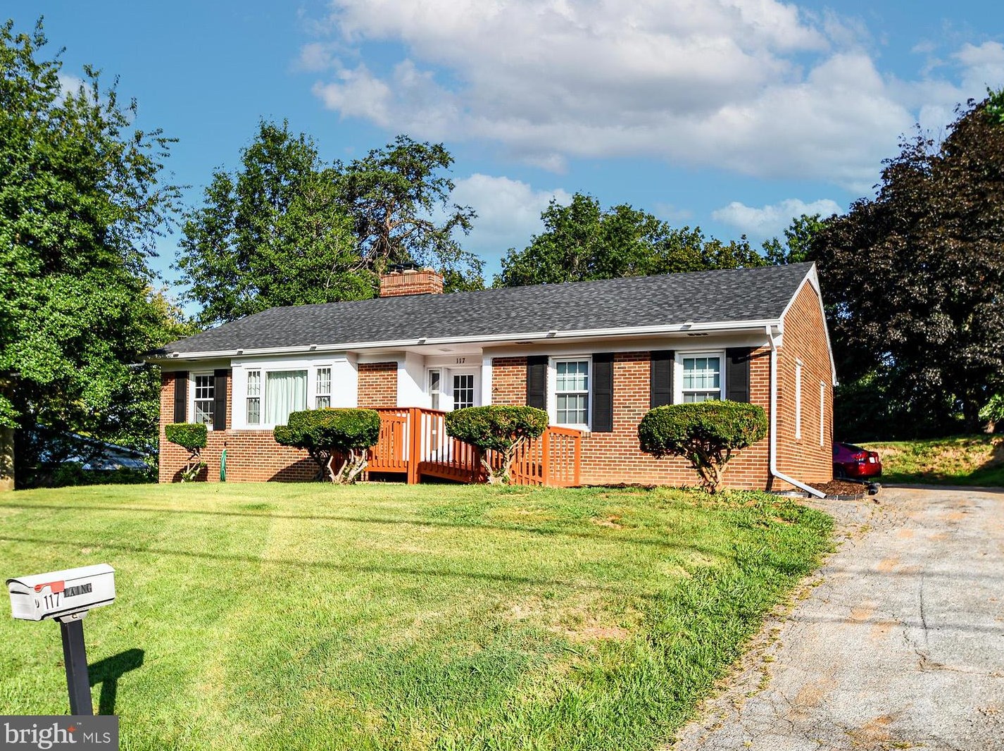 117 Jamestown Rd, Front Royal VA  22630-3721 exterior