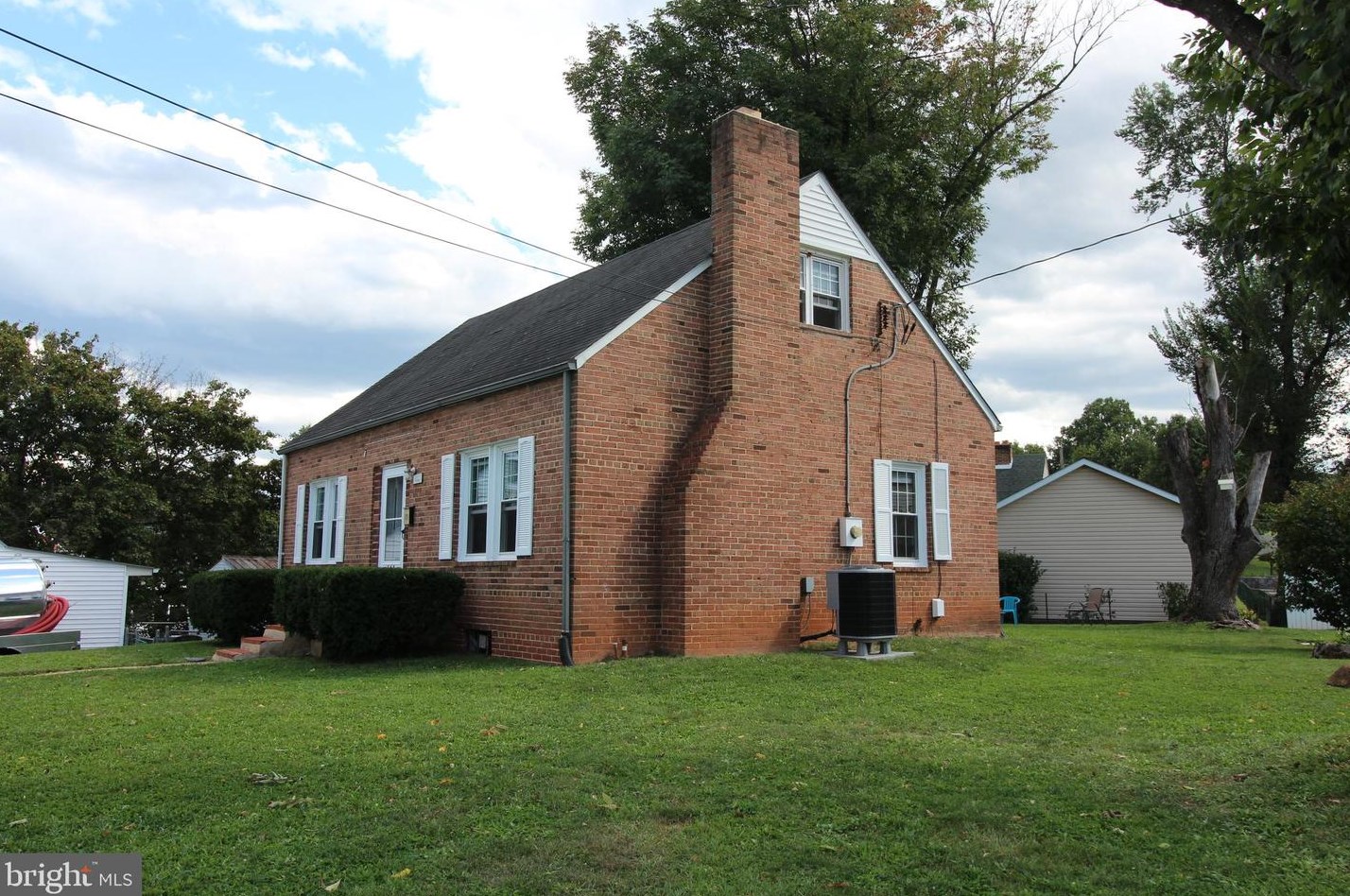 809 Stonewall Dr, Front Royal, VA 22630-3821