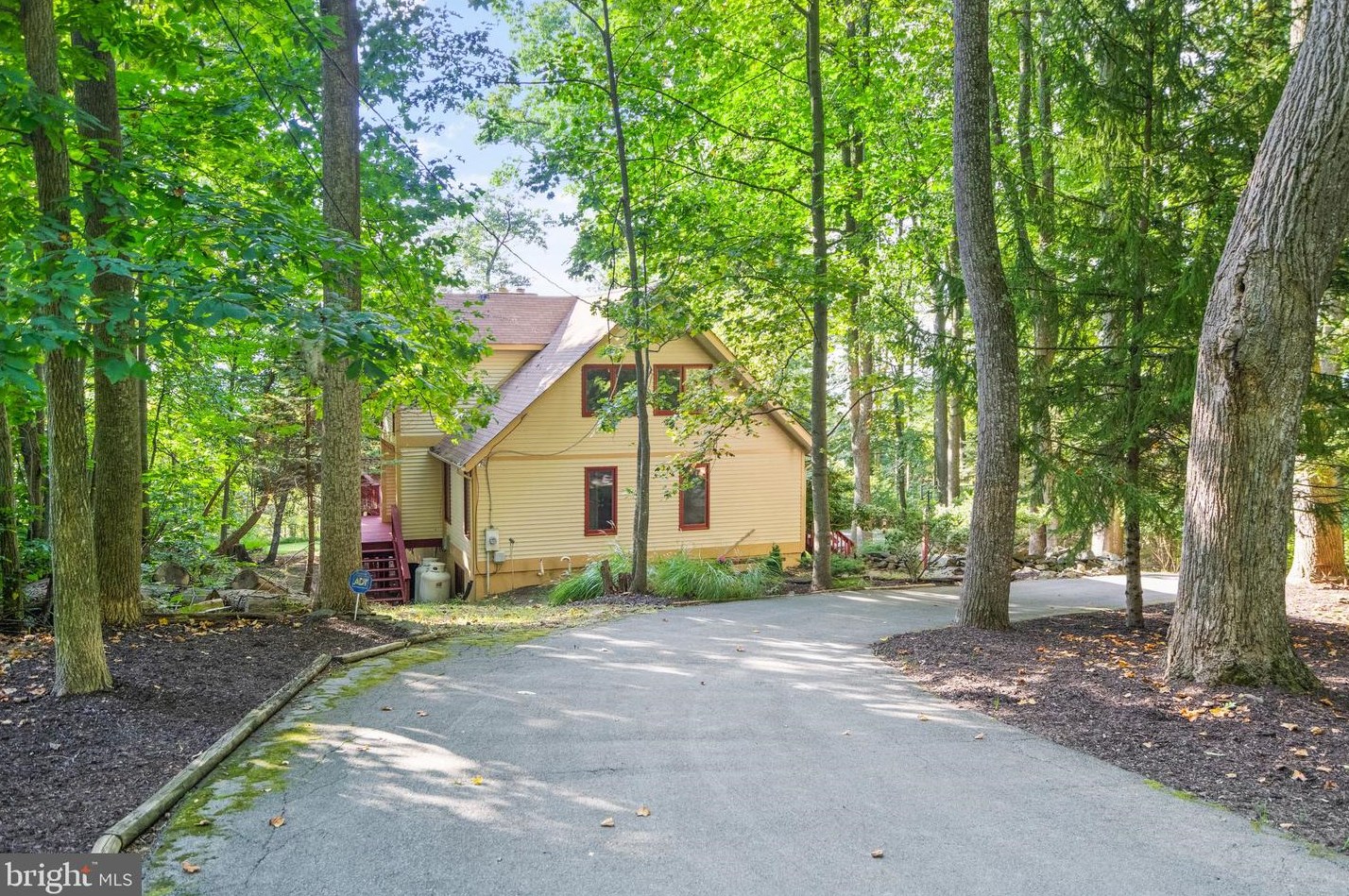 7 Cresthill Ln, Linden, VA 22642-5228