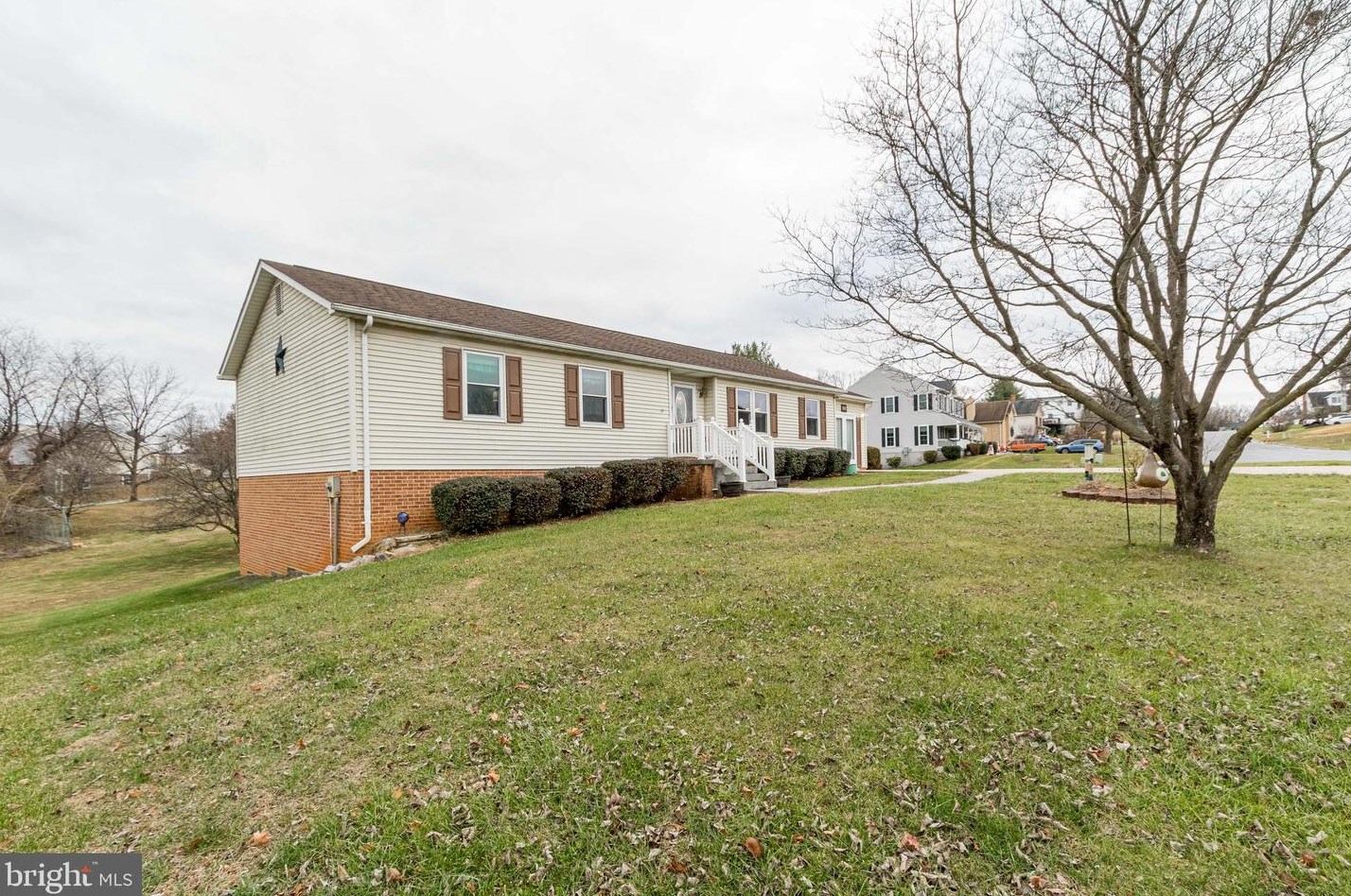 612 Meadow Ln, Front Royal VA  22630-5320 exterior