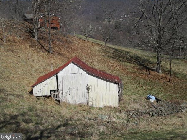 1437 Fiery Run Rd, Linden VA  22642-6636 exterior