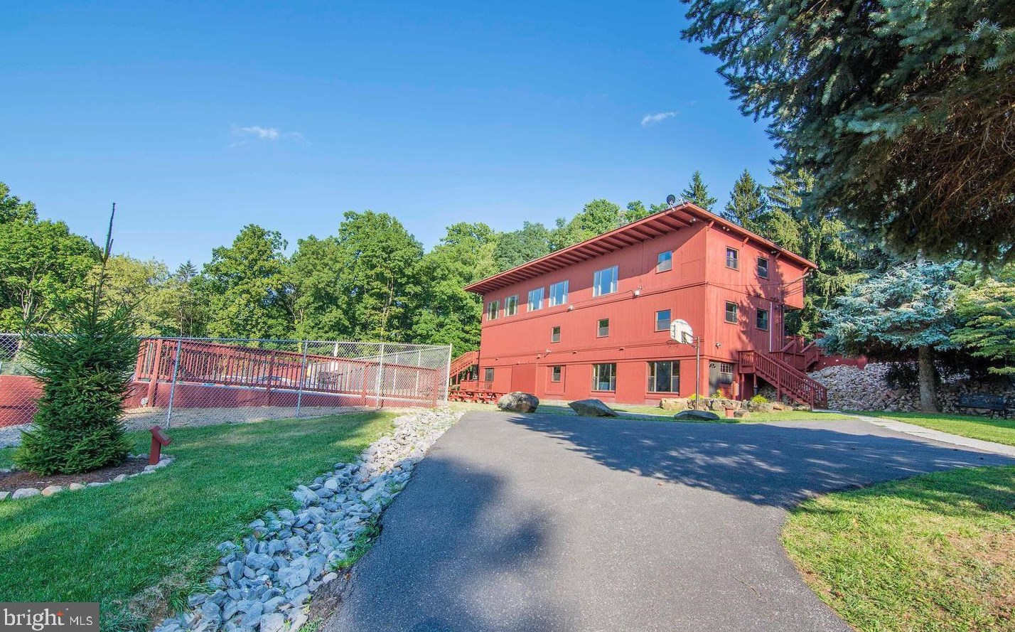 72 Pocahontas Rd, Front Royal VA  22630-5712 exterior