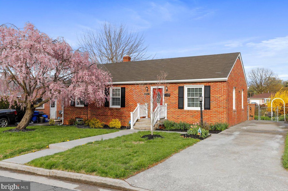 121 Manassas Ave, Front Royal, VA 22630-3939