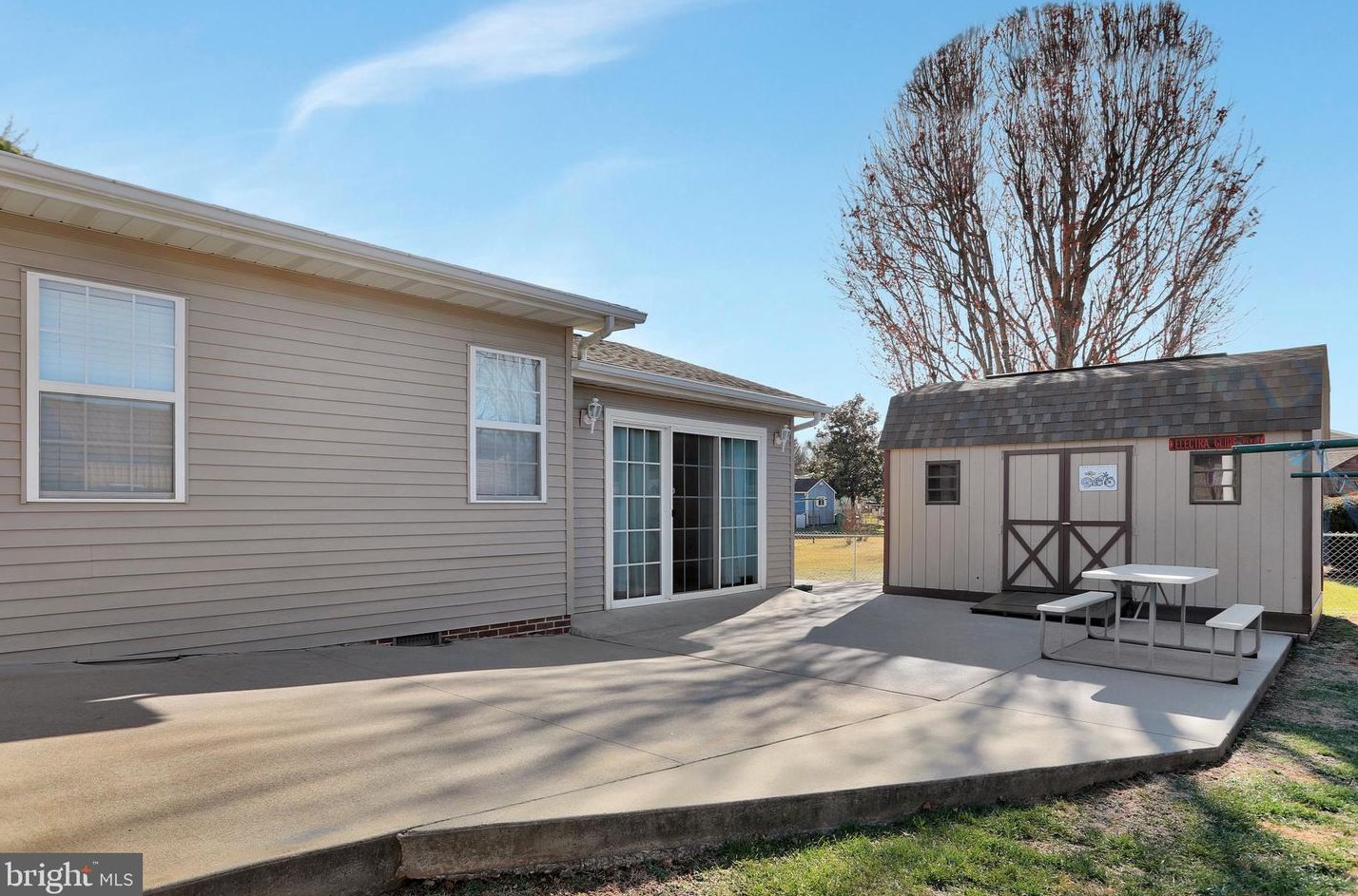 11 Tanglewood Dr, Martinsburg WV 25405-5892 exterior