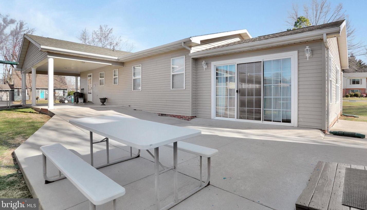 11 Tanglewood Dr, Martinsburg WV 25405-5892 exterior