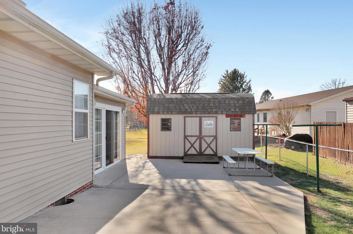 11 Tanglewood Dr, Martinsburg WV 25405-5892 exterior