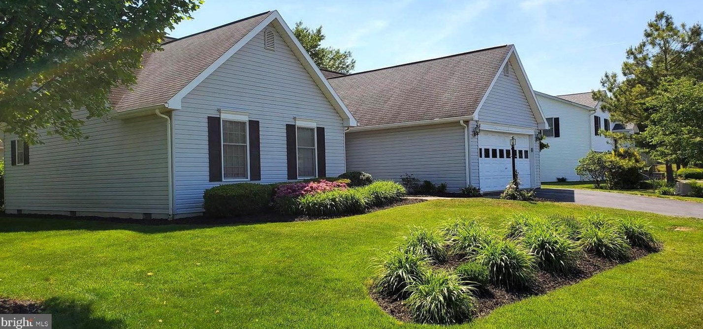 38 Oriole Ln, Falling Waters, WV 25419