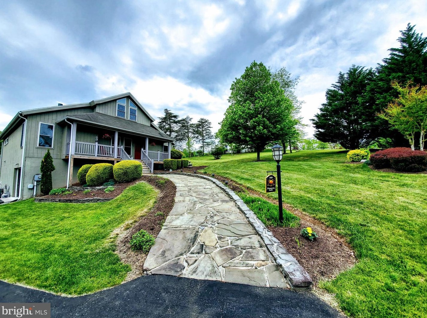 360 Wampum Ln, Hedgesville, WV 25427