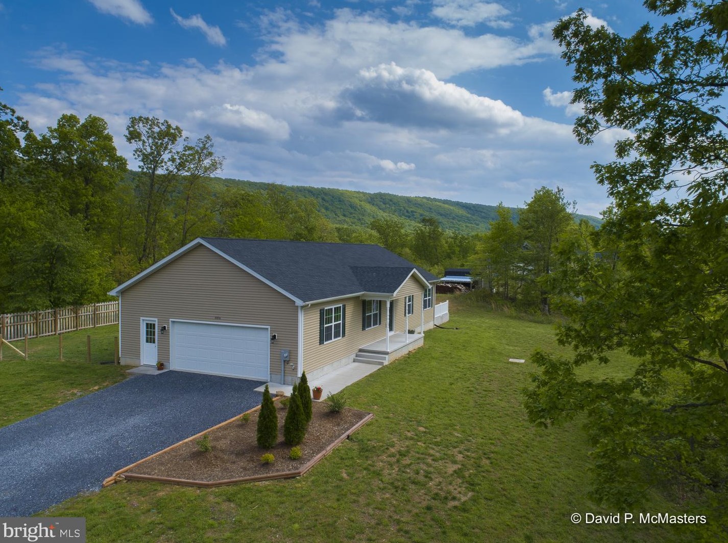 886 Pale Magnolia Dr, Gerrardstown, WV 25420