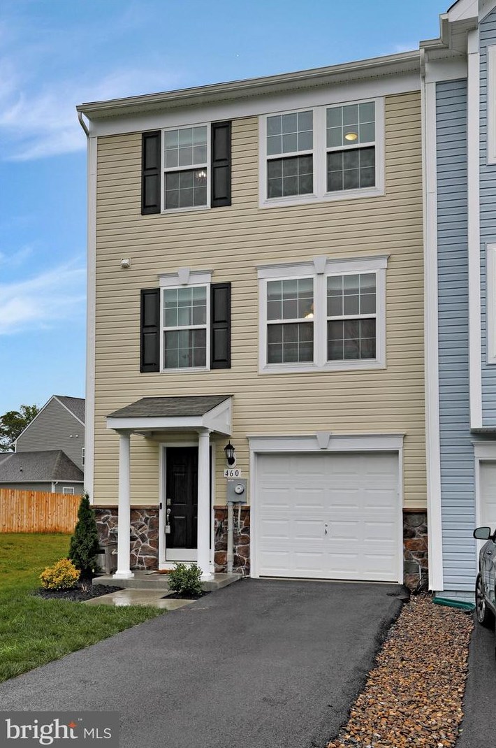 460 Rumbling Rock Rd, Hedgesville, WV 25427