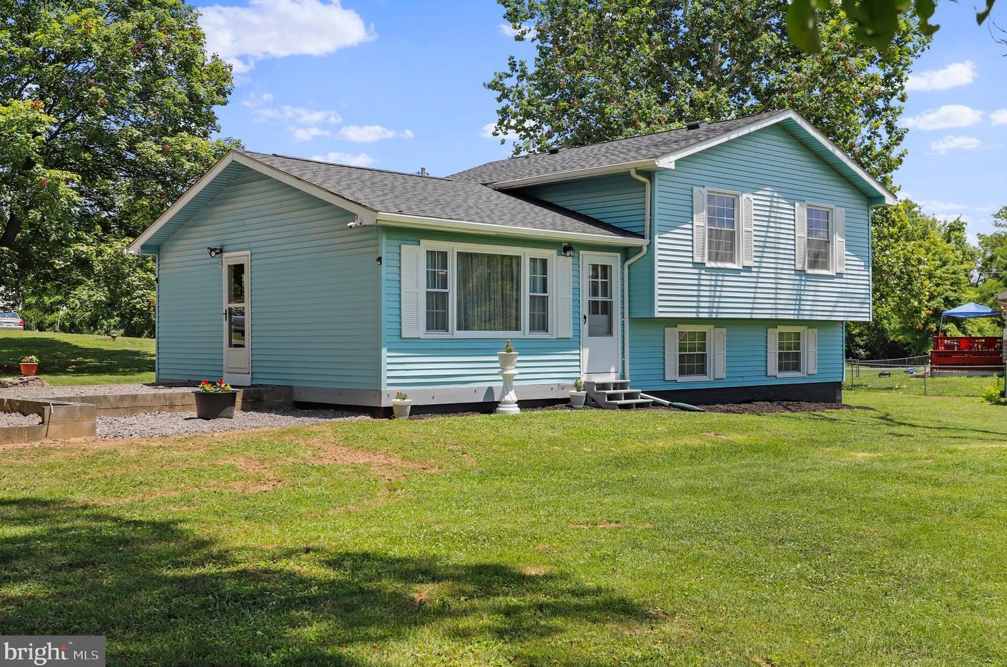 41 Weeping Willow Rd, Falling Waters, WV 25419