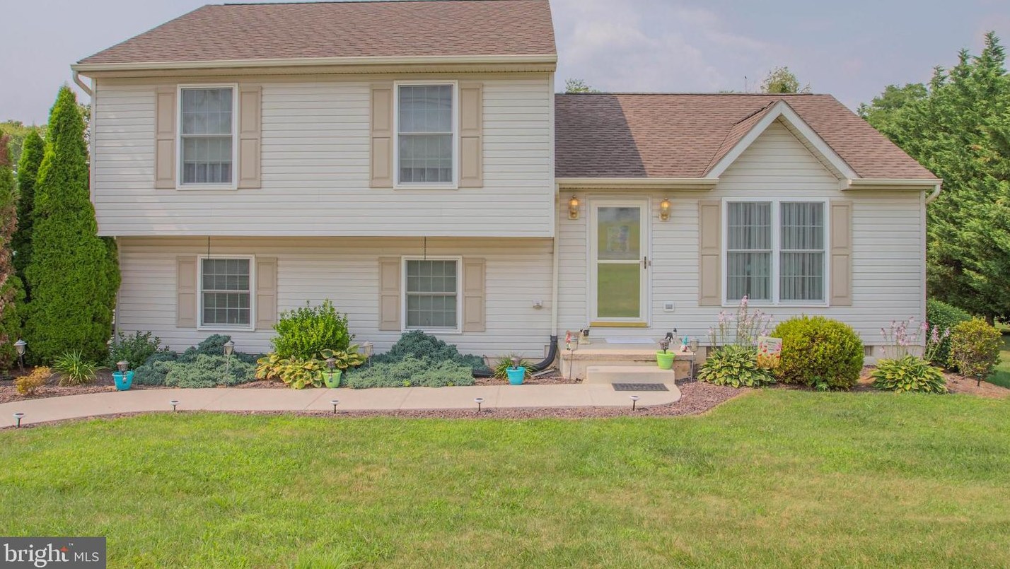 63 Michigan Dr, Falling Waters, WV 25419