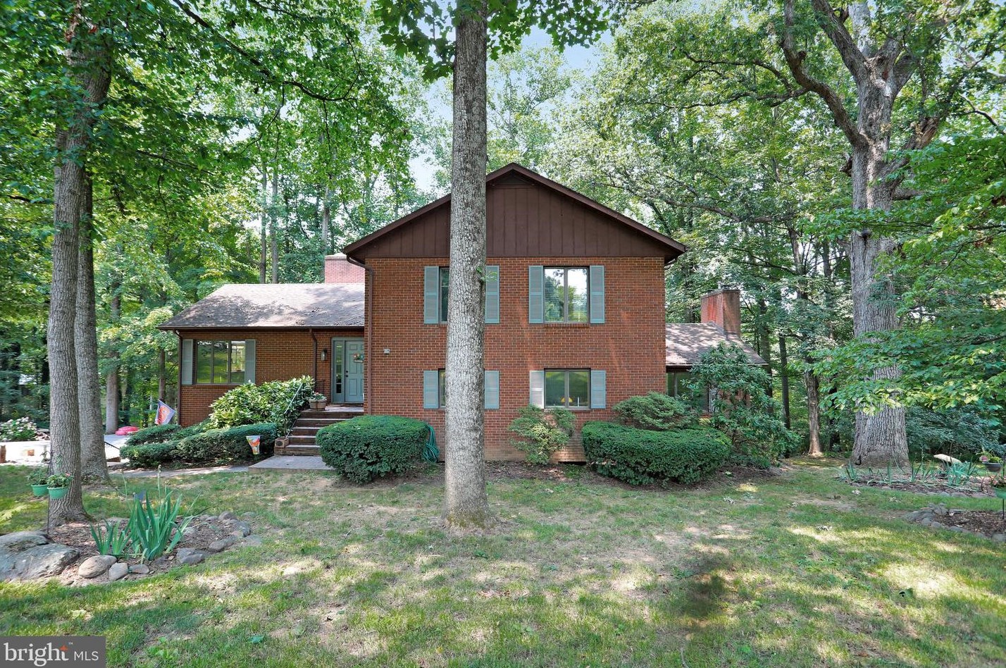 16 Harlequin Ln, Falling Waters, WV 25419