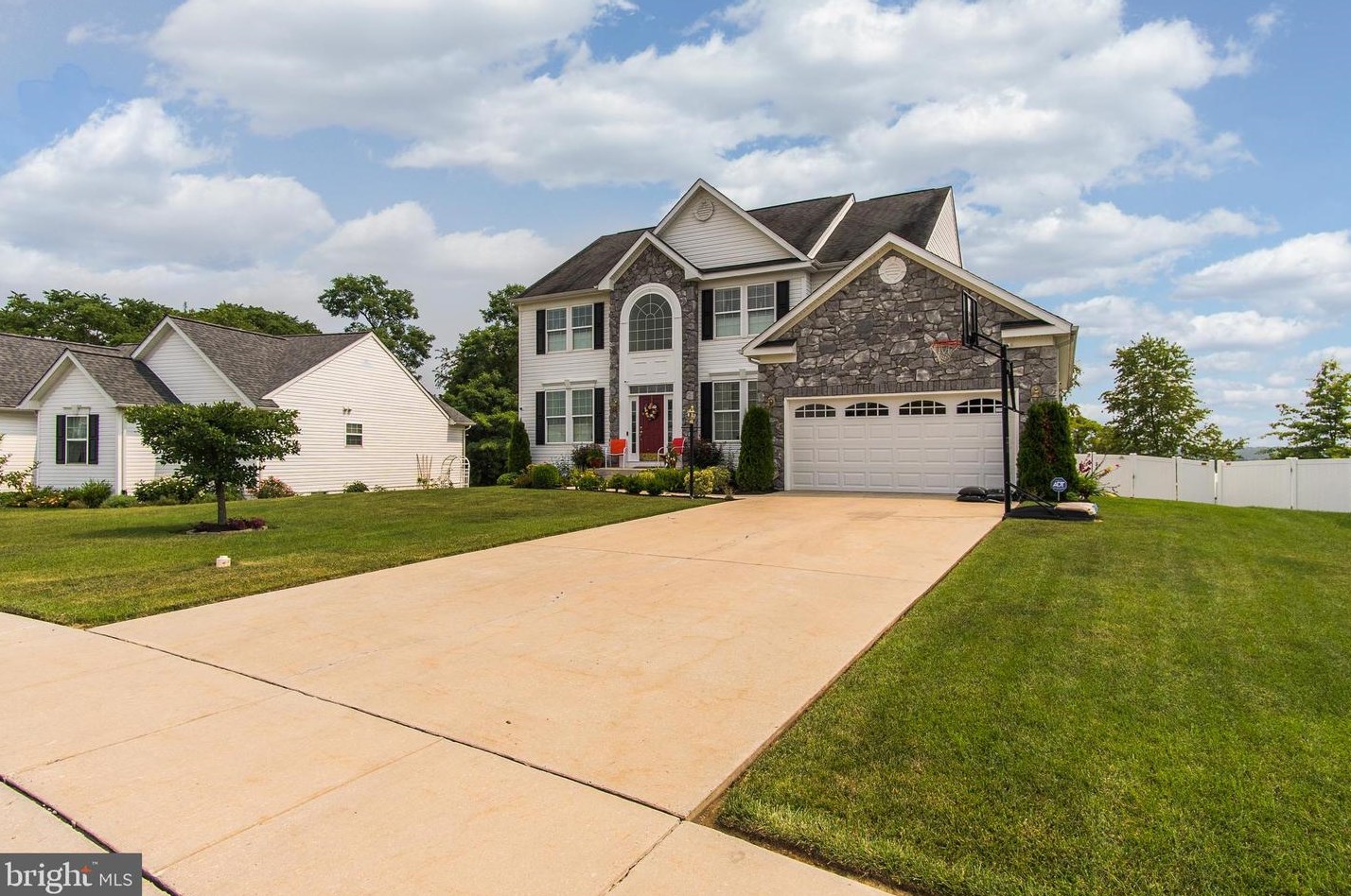 382 Brandenburg Dr, Falling Waters, WV 25419