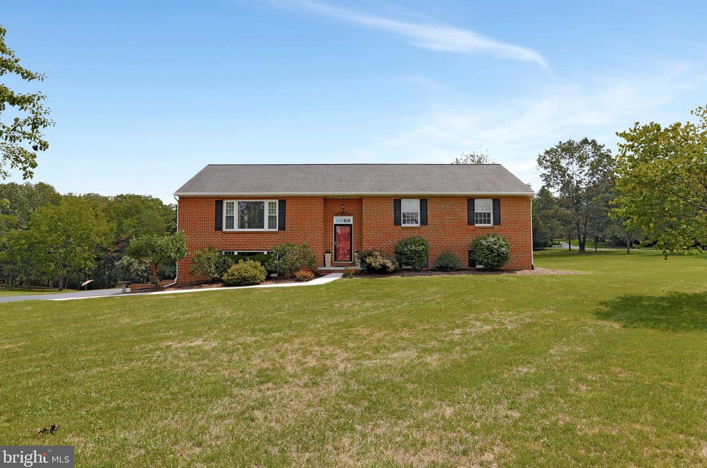 201 Robins Ln, Falling Waters, WV 25419