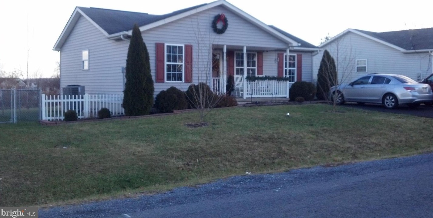 47 Farm Pond Ln, Martinsburg, WV 25404-3463