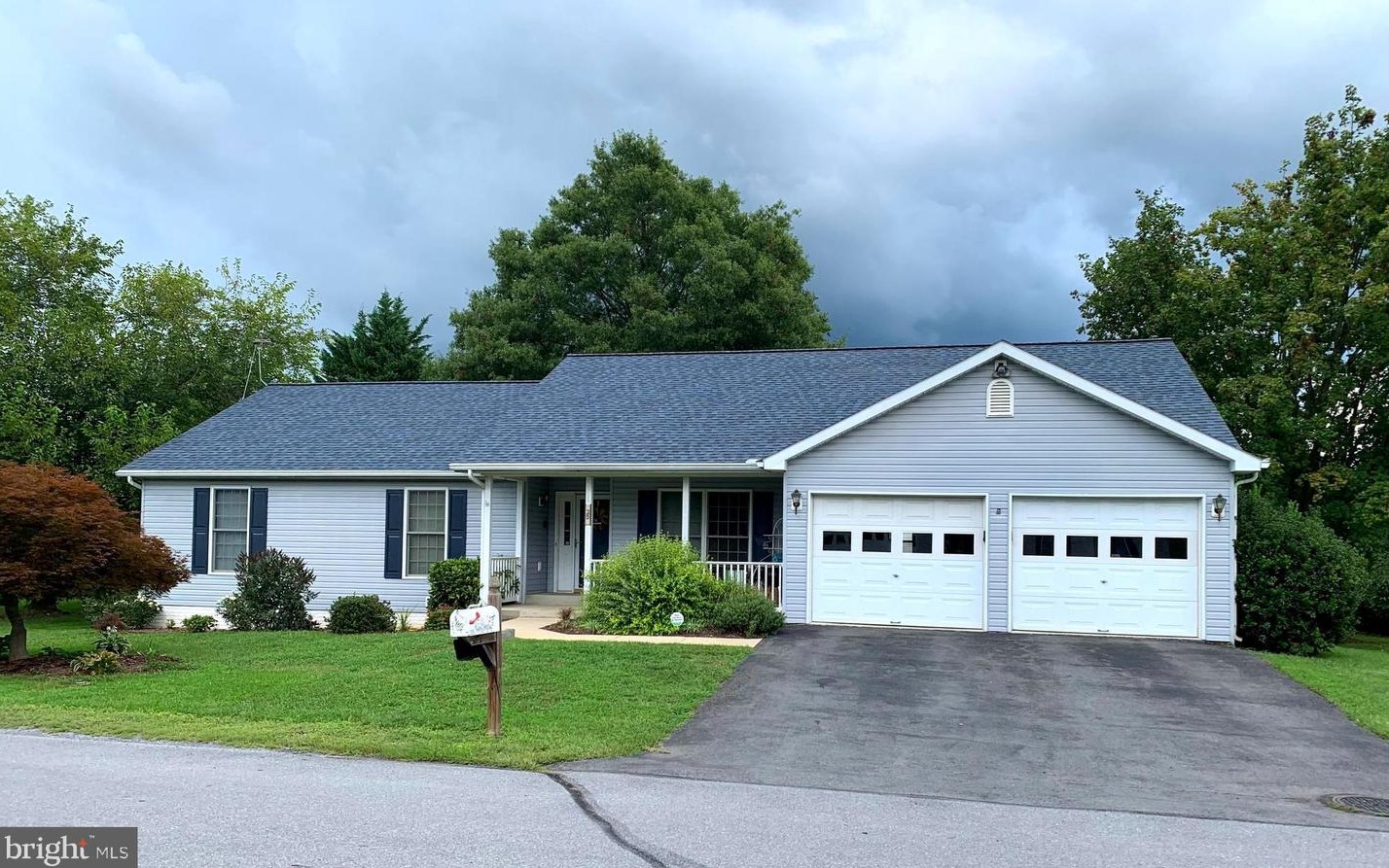35 Oriole Ln, Falling Waters, WV 25419