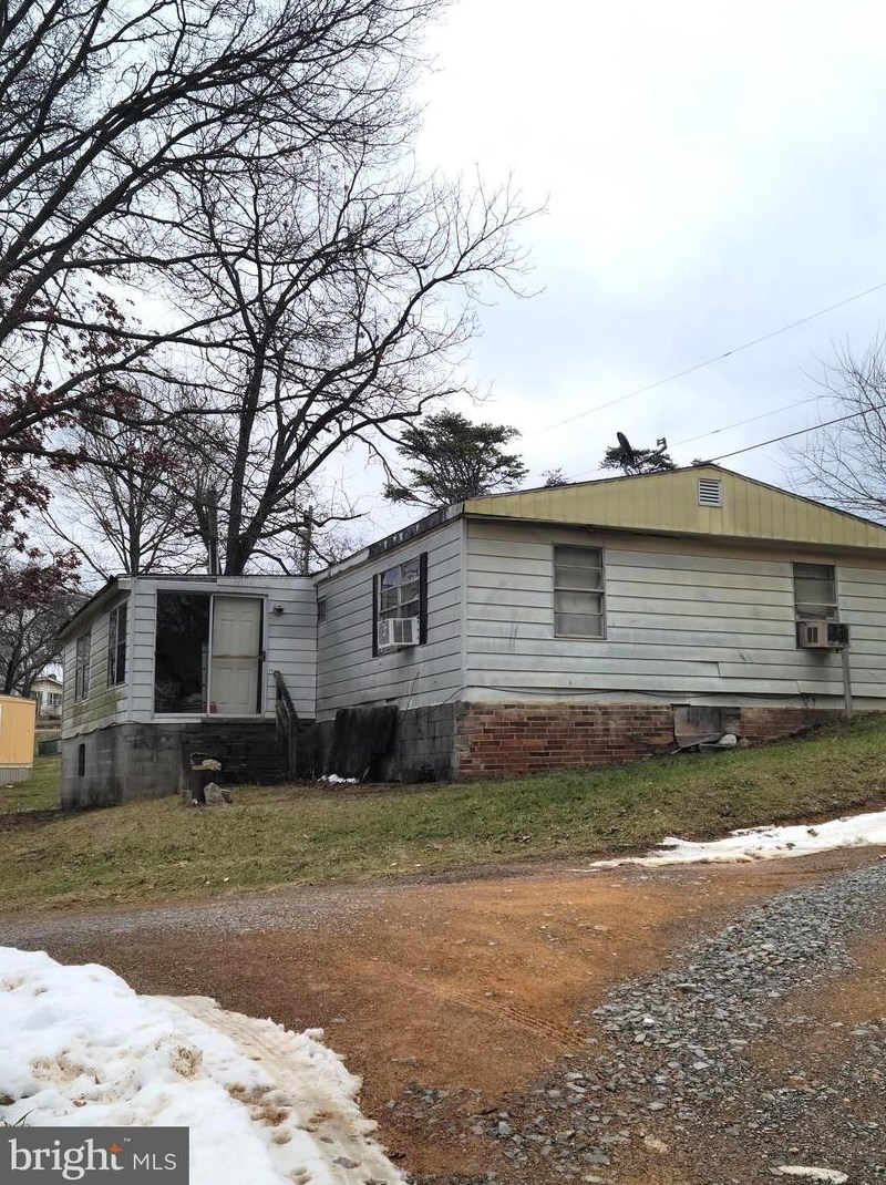 24 Chive Ln, Falling Waters, WV 25419