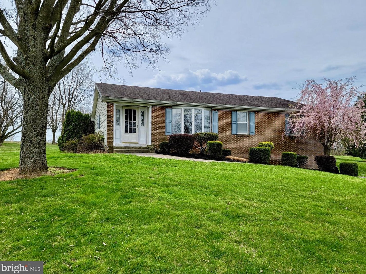 19 Dove Ln, Falling Waters, WV 25419