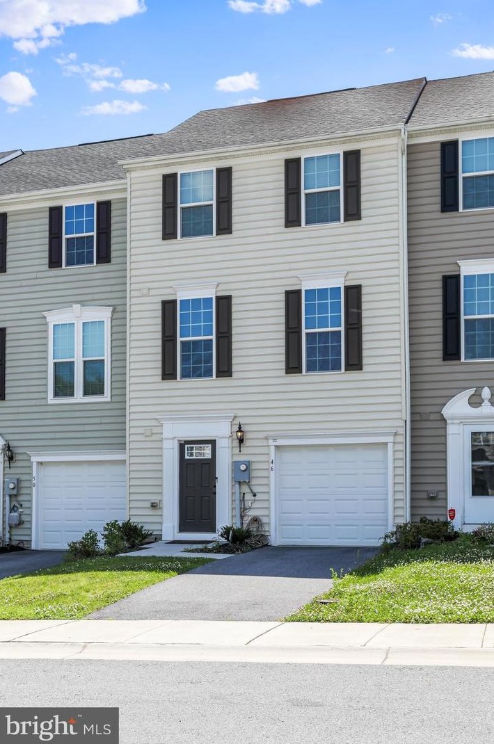 46 Ontario Dr, Falling Waters, WV 25419