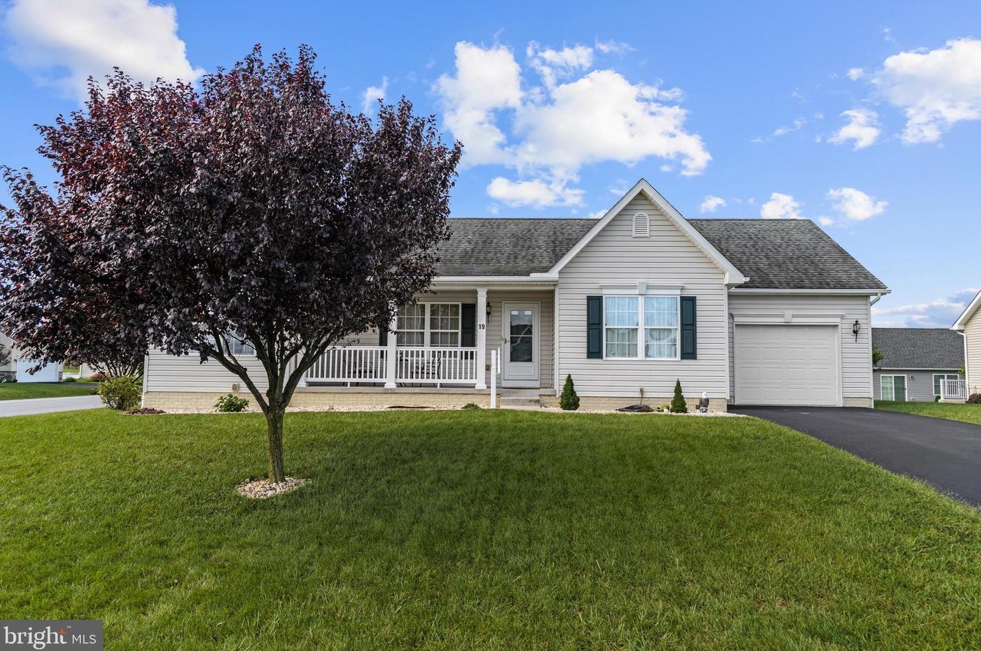 19 Ruidoso Downs Dr, Martinsburg, WV 25404-1669